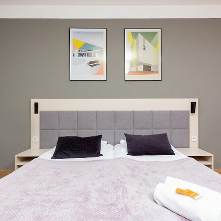 Wolska Residence Apartments With Parking By Noclegi Renters ワルシャワ エクステリア 写真