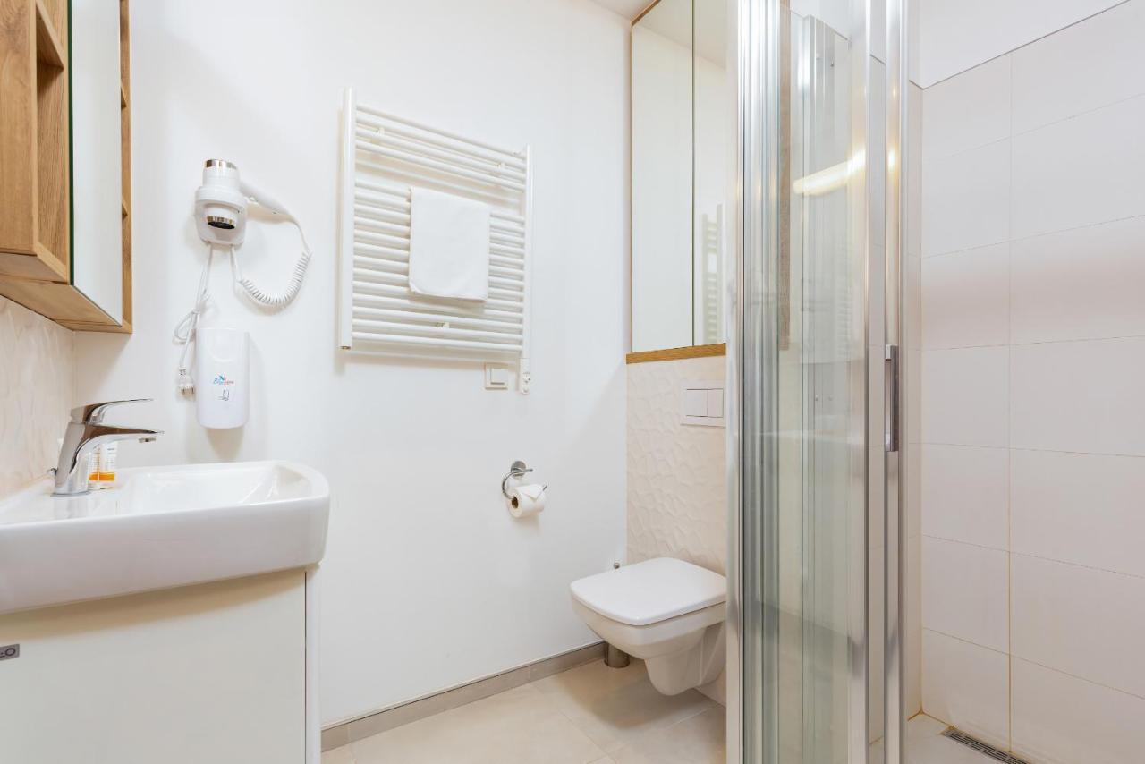 Wolska Residence Apartments With Parking By Noclegi Renters ワルシャワ エクステリア 写真