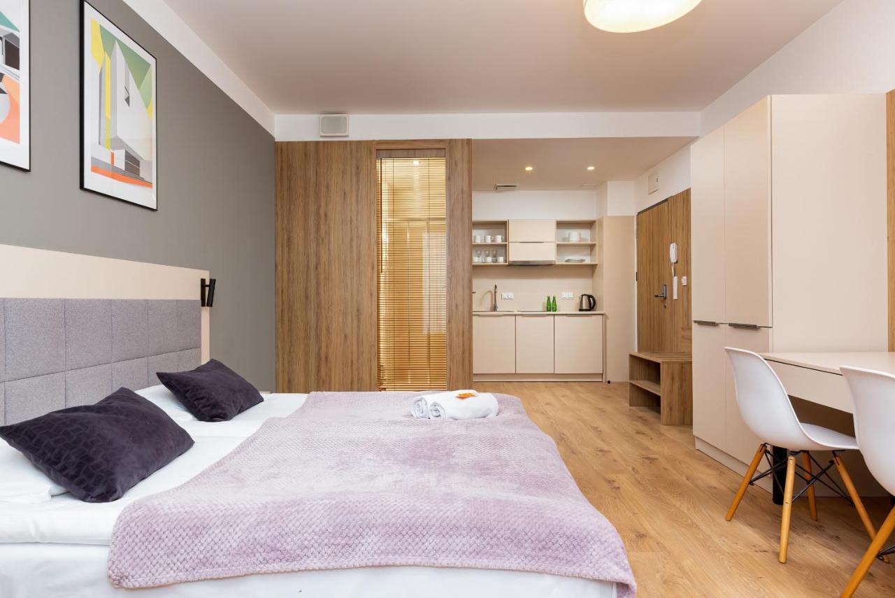 Wolska Residence Apartments With Parking By Noclegi Renters ワルシャワ エクステリア 写真