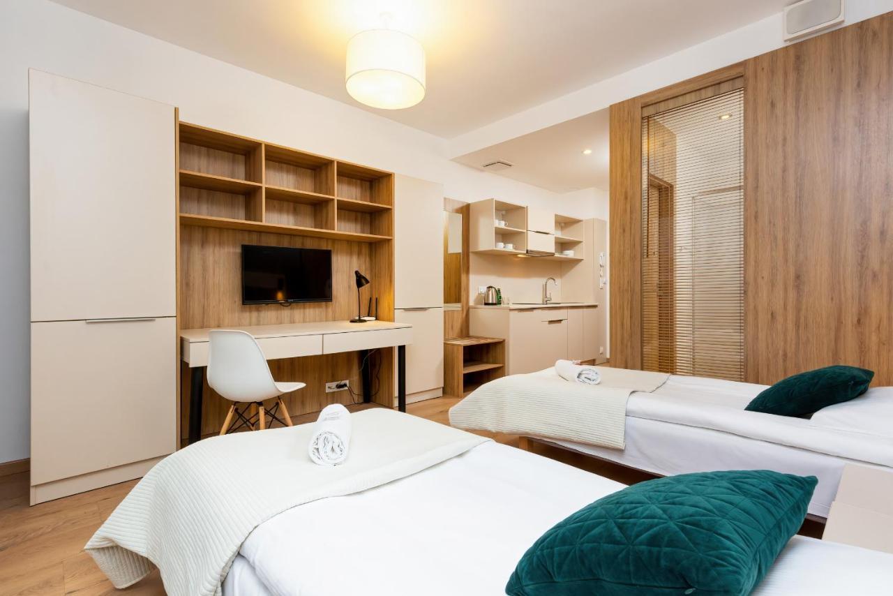 Wolska Residence Apartments With Parking By Noclegi Renters ワルシャワ エクステリア 写真