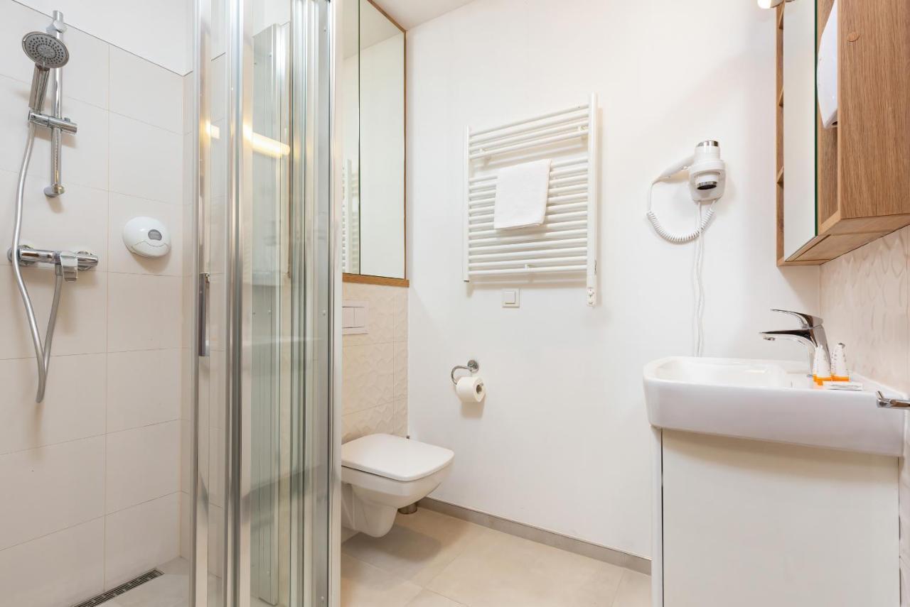 Wolska Residence Apartments With Parking By Noclegi Renters ワルシャワ エクステリア 写真